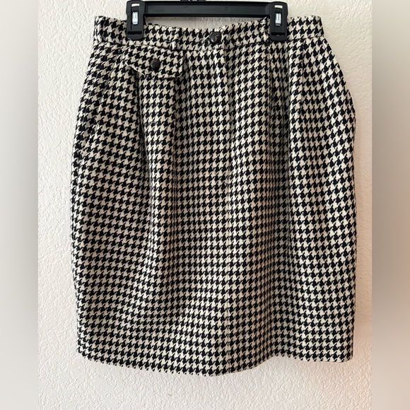 Marc Jacobs Dresses & Skirts - Marc Jacobs Houndstooth Wool Blend Mini Skirt - Black & White - Size 10